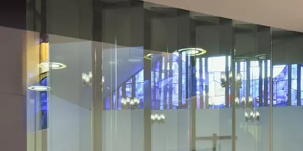 Abschluss der Kapelle mit gespiegelten Glaslamellen