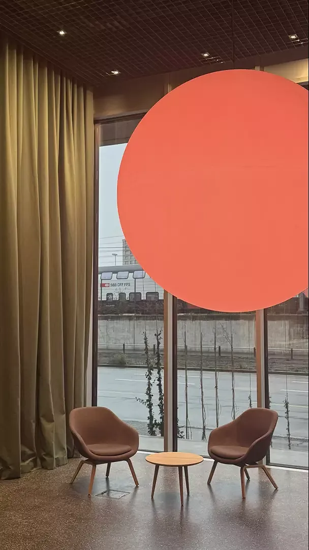 Sphère lumineuse dans la zone d’accueil