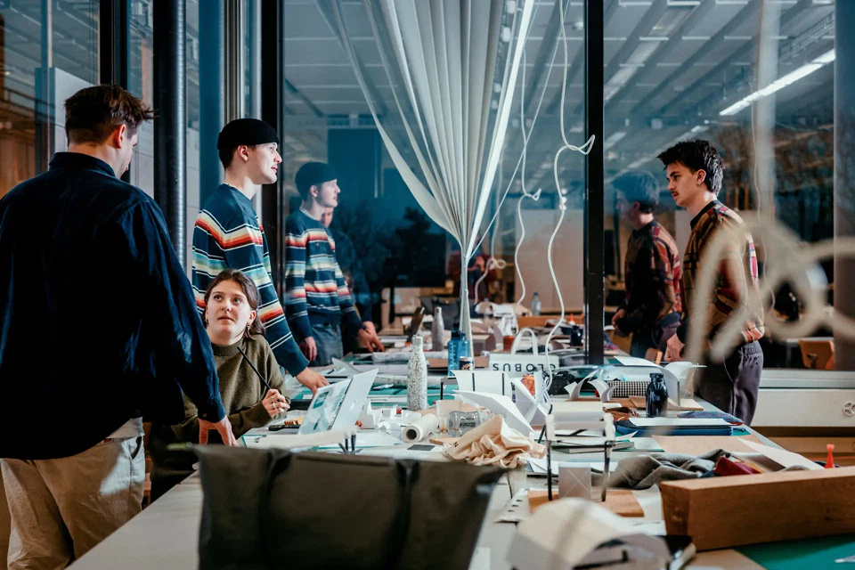 Tischbesprechungen in den einzelnen Ateliers