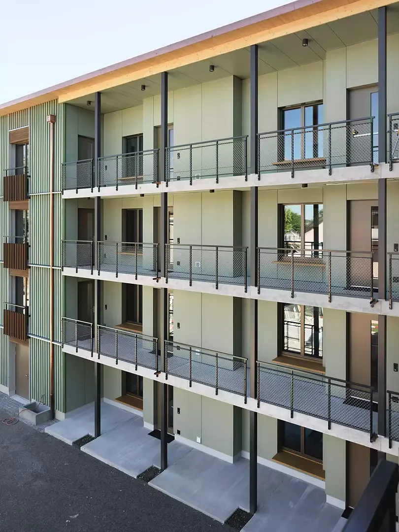 Die Fensterbänke als Sitznischen verwandeln den Laubengang in einen Ort zum Verweilen