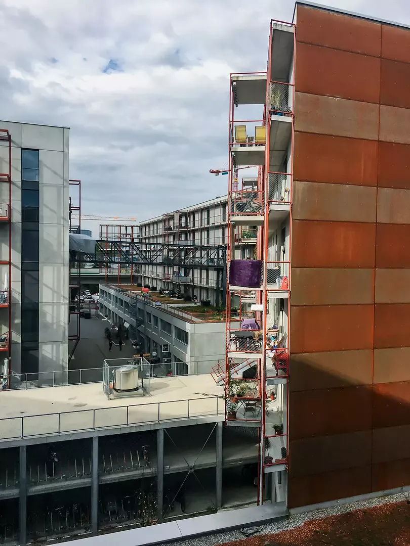 Depuis leur chambre d’hôtel,  les clients accèdent directement à une belle coursive ouverte.  La réception de l’hôtel est située au rez-de-chaussée de l’annexe  et se trouve dans le champ  de vision immédiat du client.