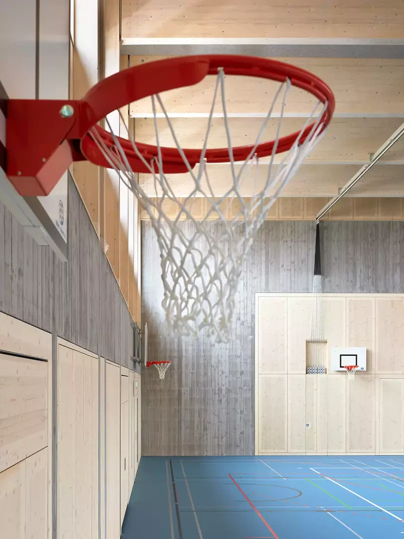 Tageslicht und Holztragstruktur prägen die räumliche Atmosphäre