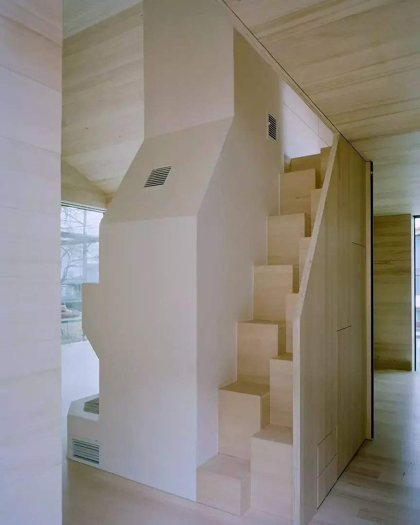 L’escalier menant à la mezzanine