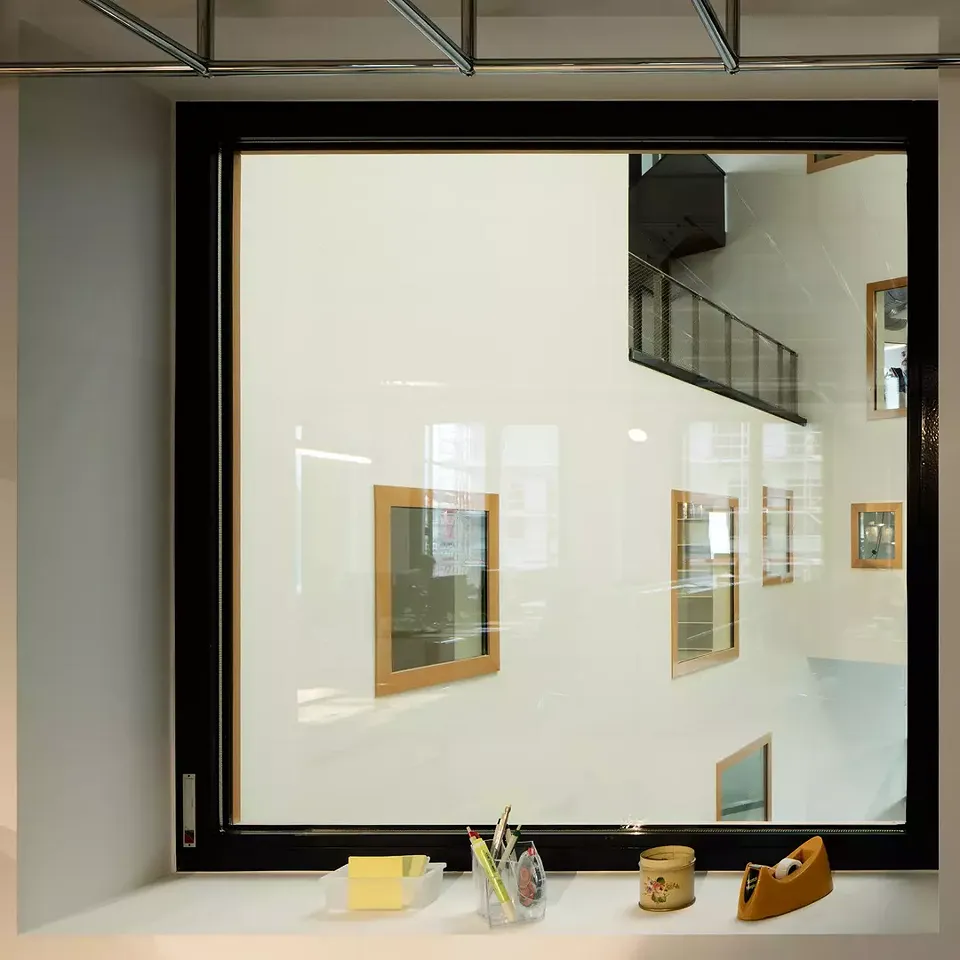 Vue des bureaux sur l'atrium