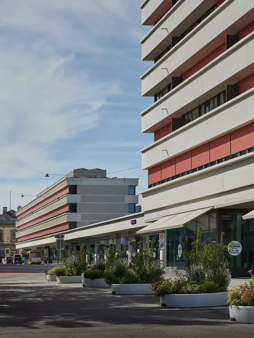 Begrünte Pflanztröge werten den verkehrsfreien Emma Herwegh-Platz auf.