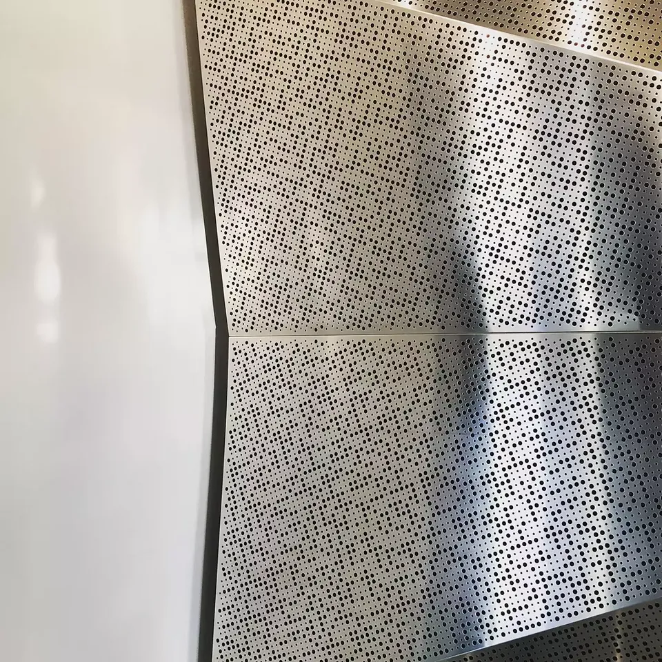 Origami de tôles d'aluminium perforées dans les cages d'escalier