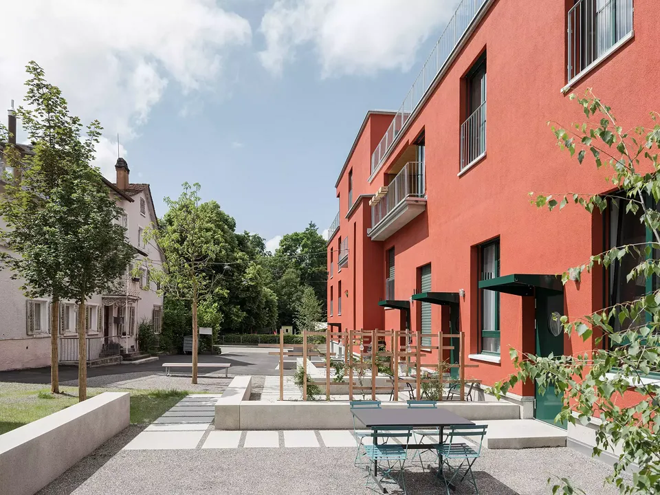 privater Hofsitzplatz der Maisonettewohnungen