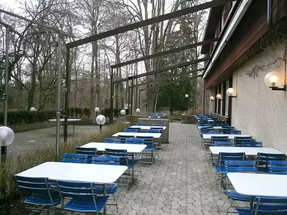 Vor dem Umbau: die Terrasse auf einem Niveau wirkt nicht als Publikumsmagnet.