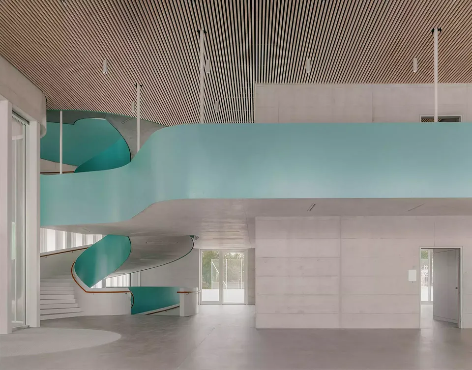 Foyer, Wendeltreppe und Galerie 