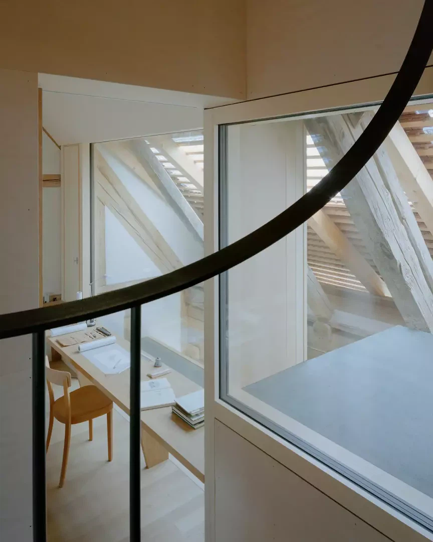 Diffuses Tageslicht fällt über Glasziegel in die oberen Räume.