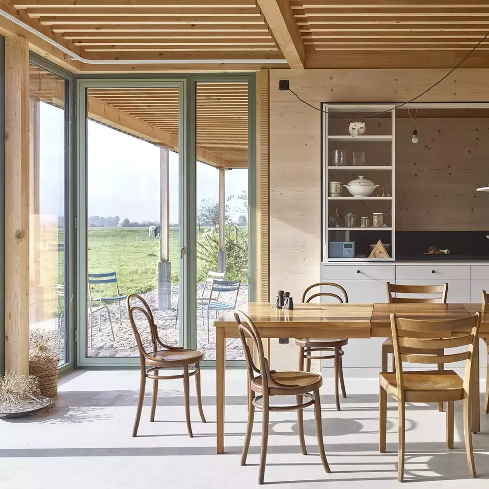 Salle de séjour avec vue sous la tonnelle