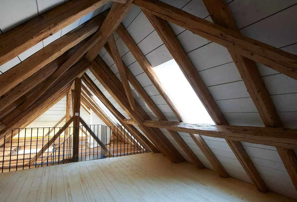Appartement aménagé dans les combles d'un bâtiment historique rénové selon Minergie-Eco