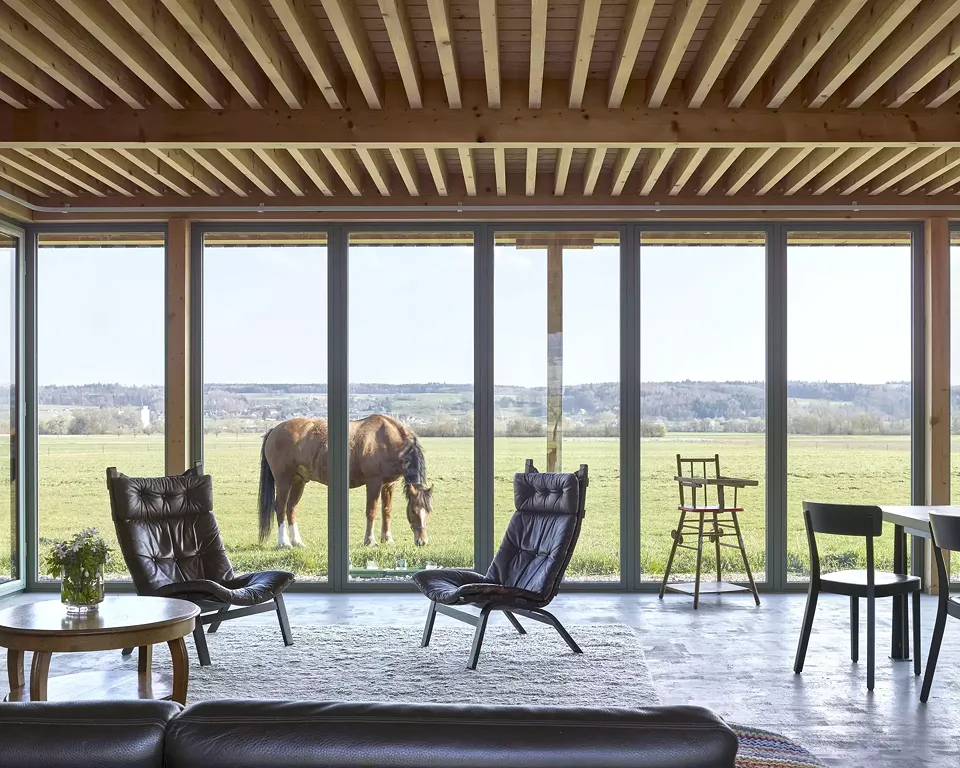 Salle de séjour avec vue sur la plaine de l'Aar