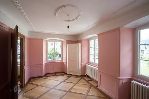 Rosa Zimmer mit historischer Vertäfelung