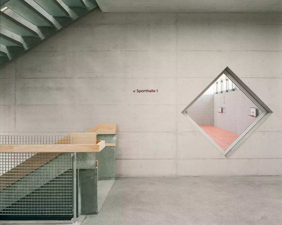 Einläufige Treppen aus verzinktem Stahl verbinden die Beton- mit der Holzwelt