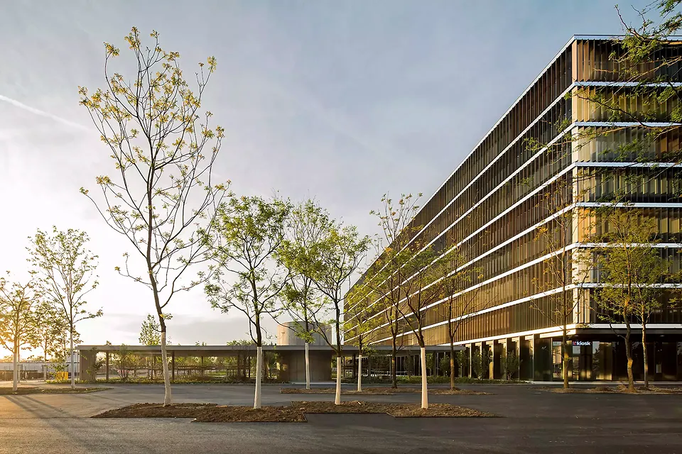 Längsbau und Velo Pavillon