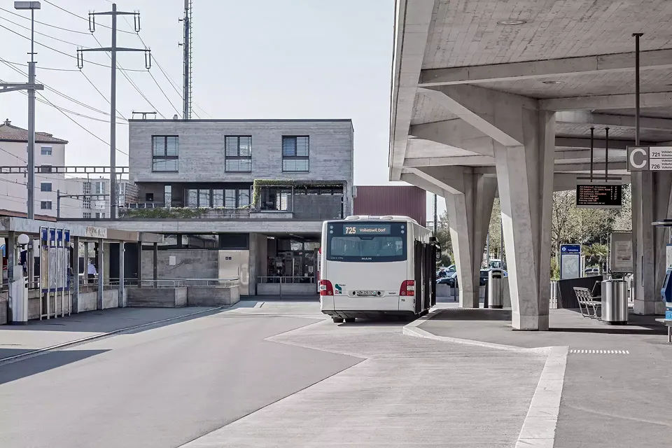 Bushof mit Bahnhofsgebäude