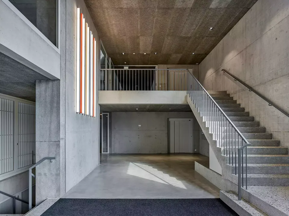2-geschossiges Foyer vermittelt zwischen dem unteren Pausenplatz und dem oberen Sportplatz
