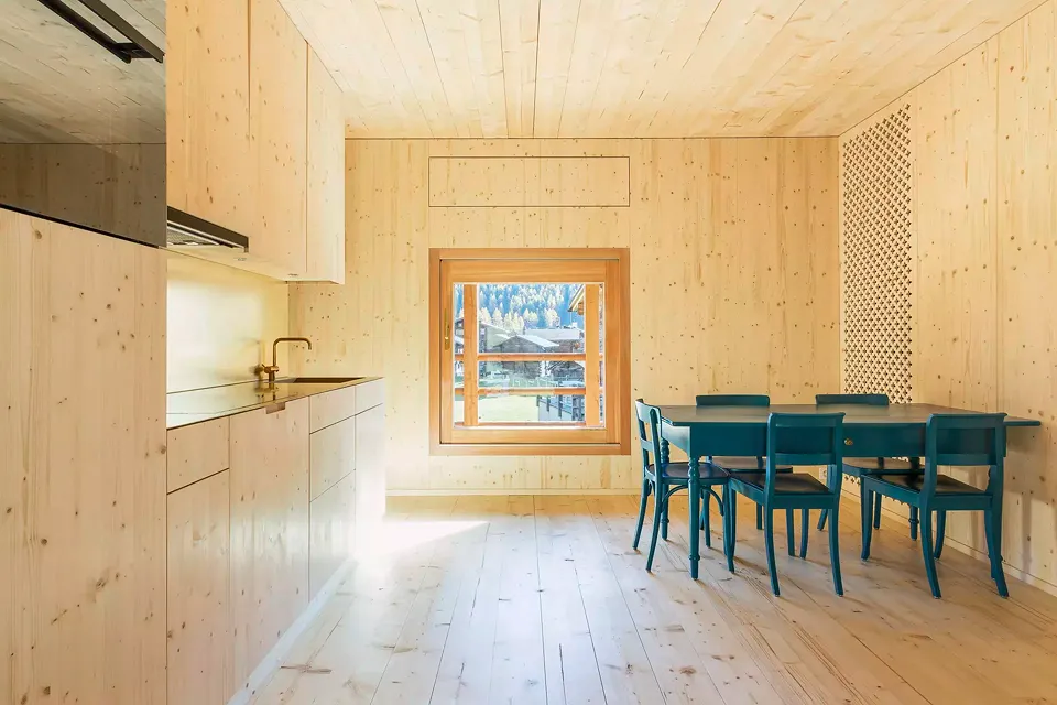 Les planchers structurels en sapin massif se présentent nus tout comme le trois-pli des murs et du mobilier. Les surfaces sont traitées avec de l’huile contenant des pigments blancs atténuant le jaunissement du bois.
