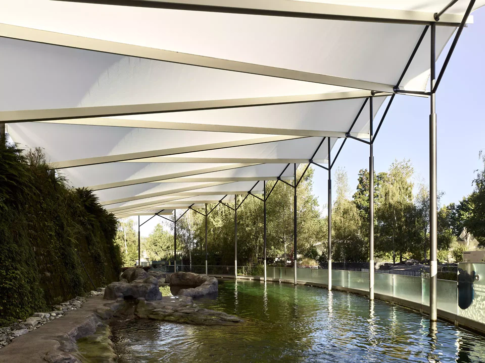 Seehundebecken mit begrünter Mauer und Schattendach