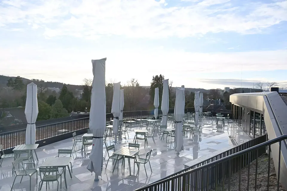 Das über alle Etagen kontinuierliche Fensterband der Helix findet auf der Dachterrasse seinen Abschluss. 