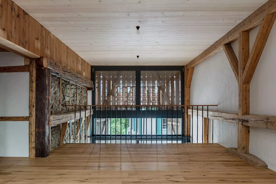 Galerie mit Blick auf die neue Verglasung im Bereich des ehemaligen Tenns.