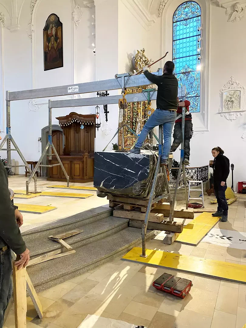 Lieferung und Installation der tonnenschweren Möbel