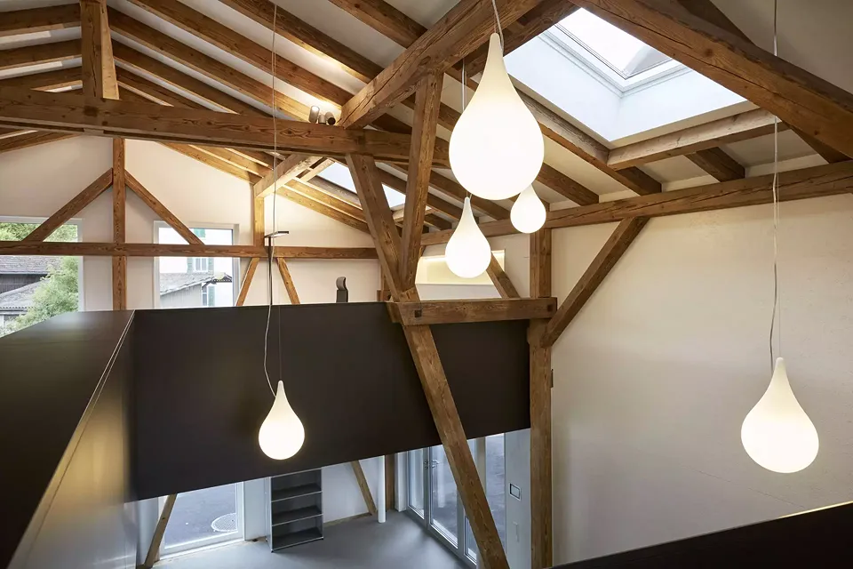 Conversion de la grange aux immeubles de bureaux et commerciaux