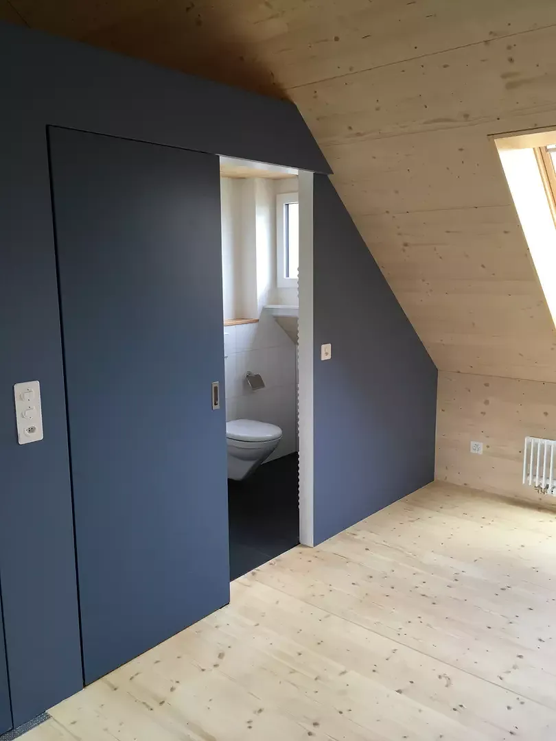 Dachgeschoss, Möbel über Treppe mit Schiebetüre zu Du/WC Blau