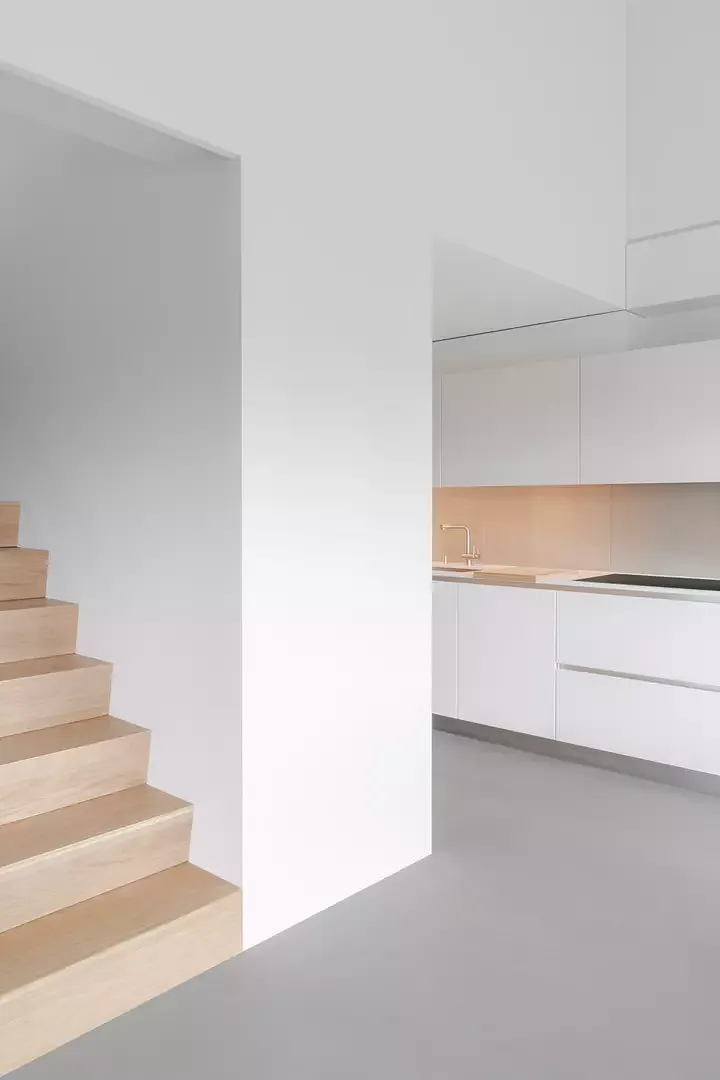 Détail cuisine et bloc escalier