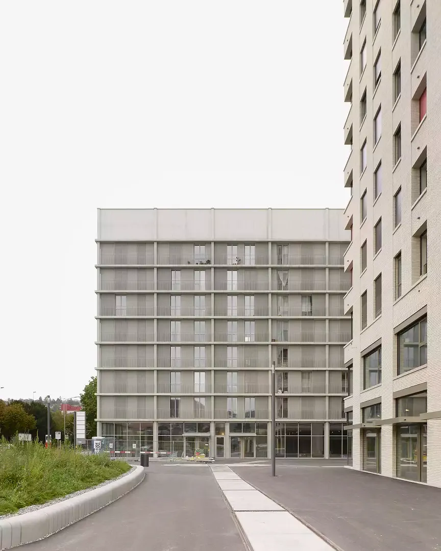 Le rez-de-chaussée  à usage commercial constitue le socle, et  les murs extérieurs des terrasses de toit donnent au nouveau bâtiment  un couronnement.