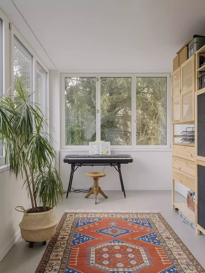 Das Zimmer im Anbau mit Bandfenstern über Eck
