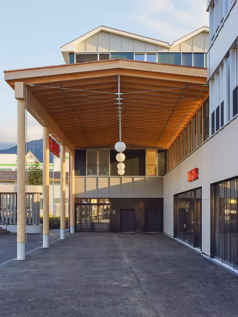 Auvent au-dessus de l’entrée principale pour le commerce de détail