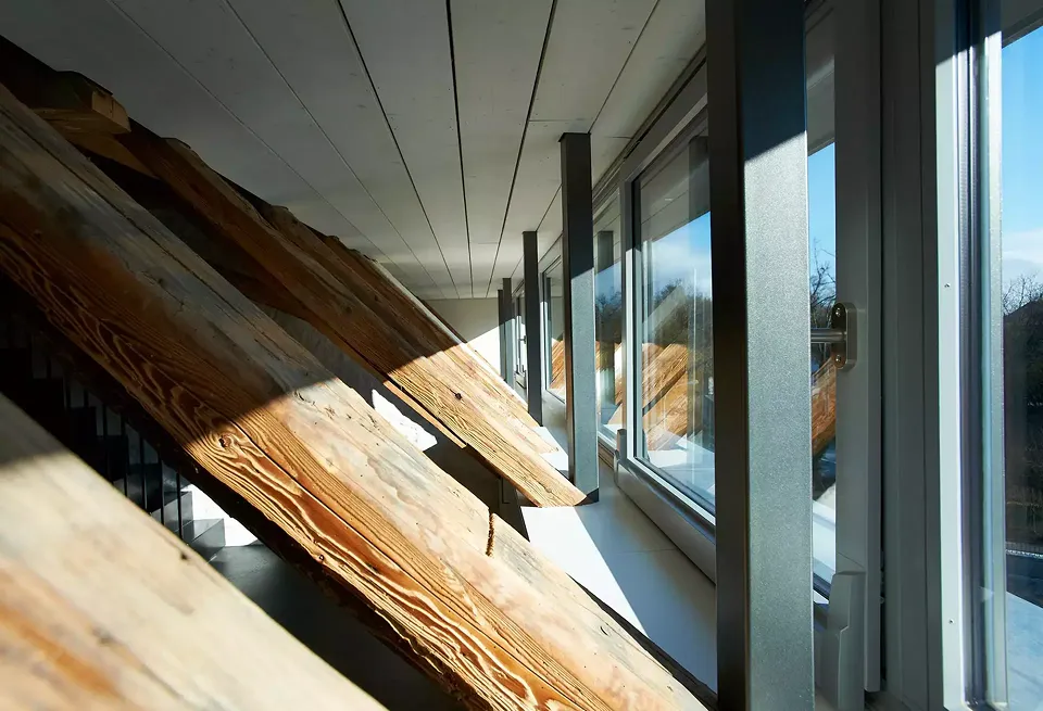 Lucarne aménagée dans la toiture Appartement aménagé dans les combles du bâtiment historique rénové selon Minergie-Eco