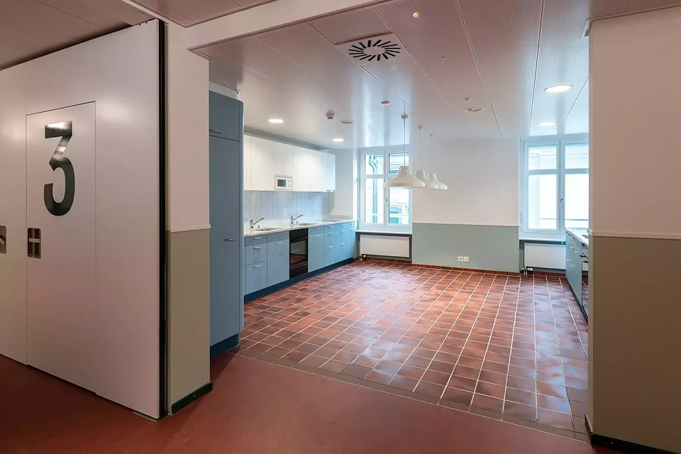 Gemeinschaftsküche im 3. Obergeschoss – alt und neu ergänzen sich selbstverständlich.