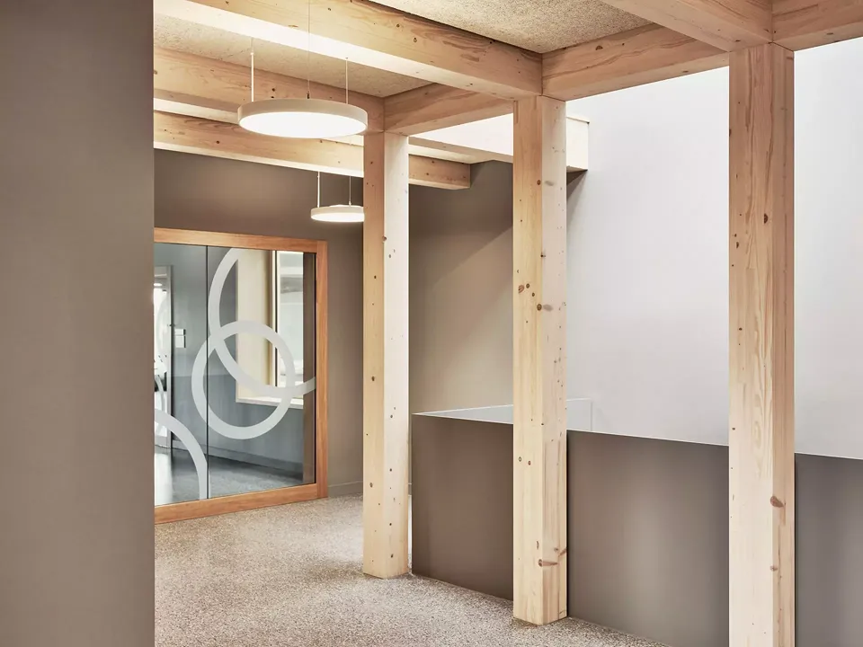 Sichtbare Holzkonstruktion im Treppenhaus