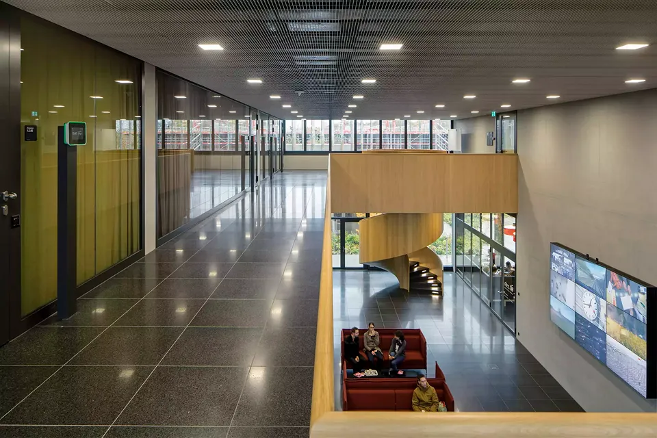 Längsbau - Foyer Meetingzone