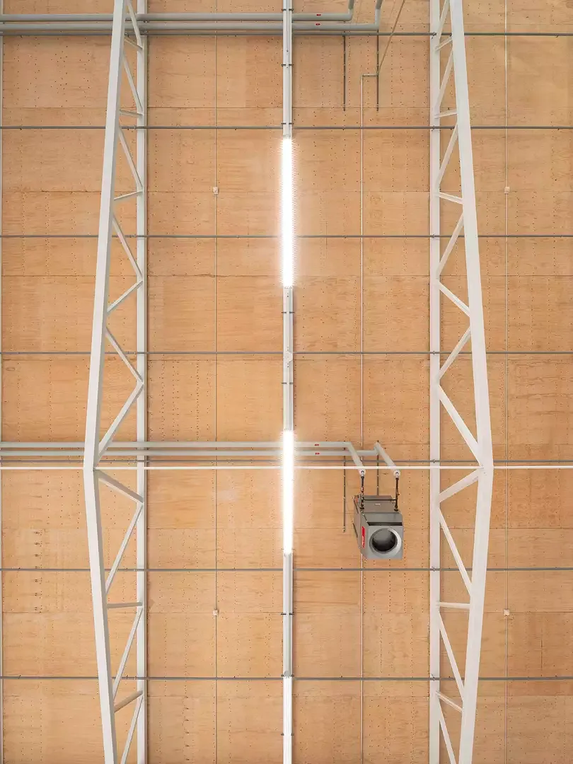 Halle 3 - détail charpente métallique & plafond en bois