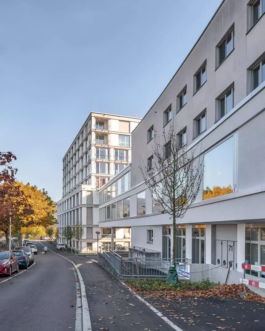 Bestand und Neubau mit Verbindungsbrücke