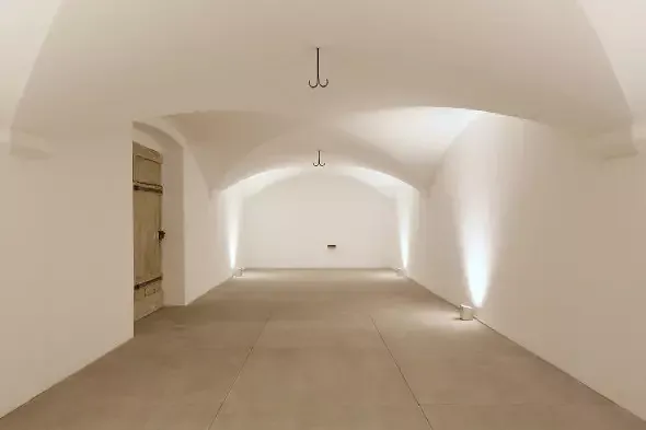 Kellergewölbe mit neuem Sandstein-Plattenboden.