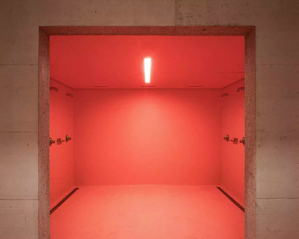 Die Farbigkeit des Sportbodens zieht sich in die Garderoben