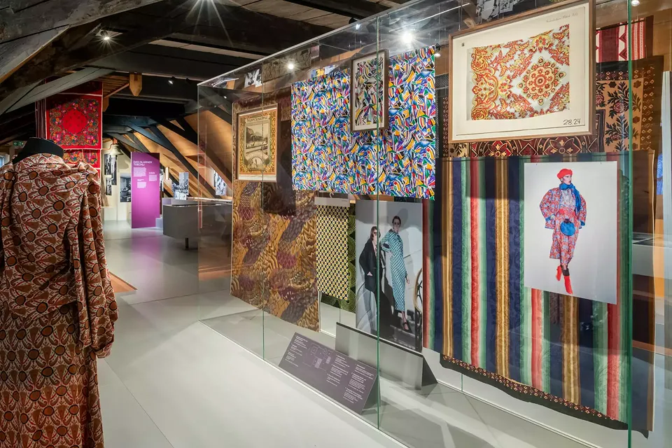 Pendant de nombreuses années, des créateurs de mode comme Yves Saint Laurent, Emanuel Ungaro et Hubert de Givenchy ont équipé leurs collections de tissus imprimés dans le canton de Glaris.