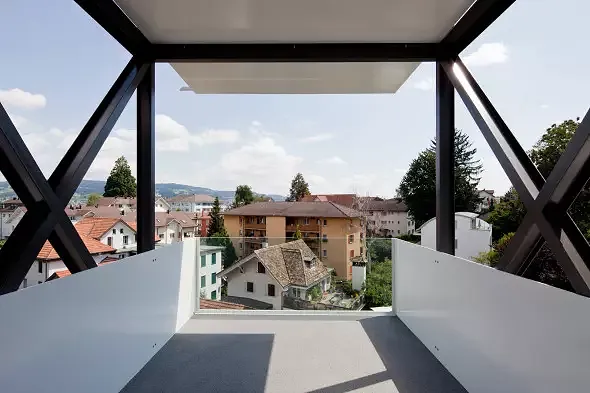 Balkon aus Stahlblech mit Glasbrüstung