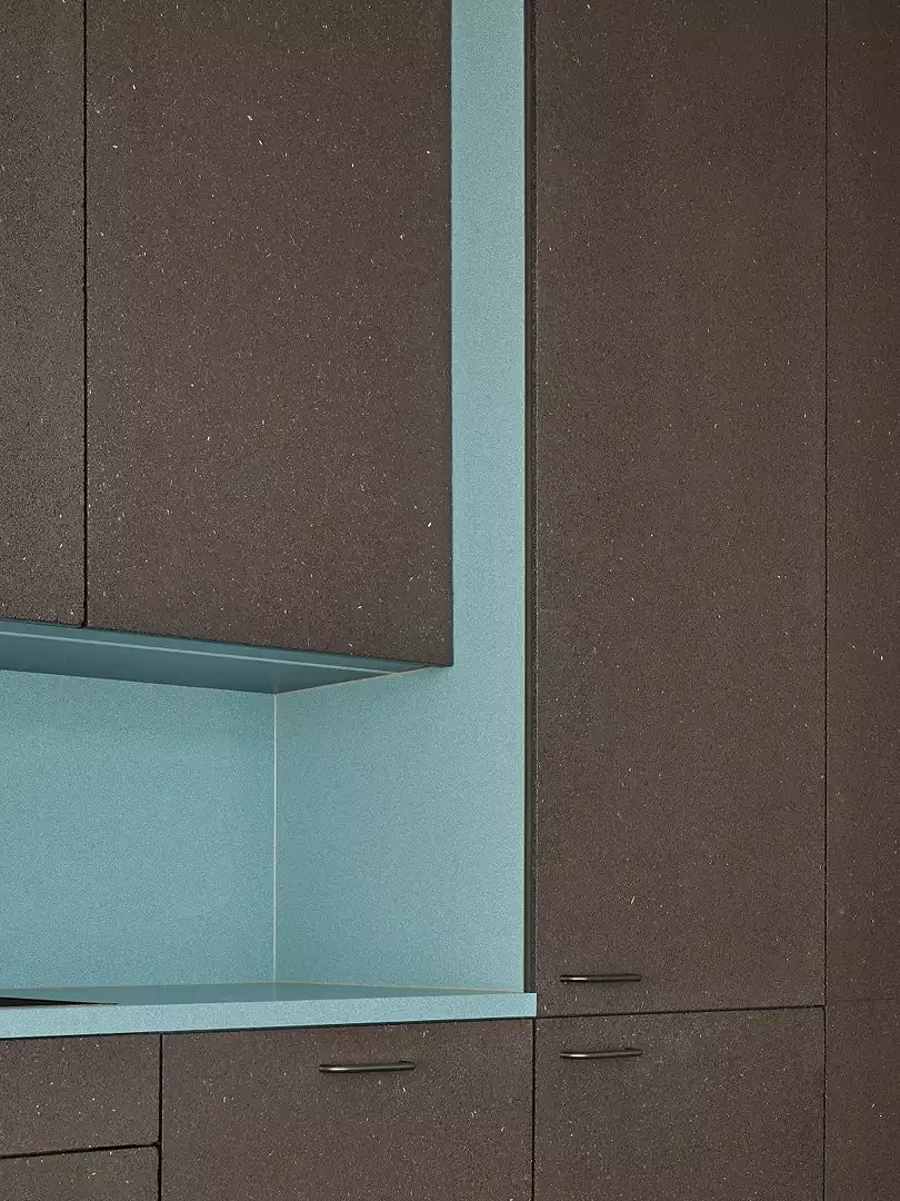 Detailaufnahme der Küche der NEST-Unit STEP2 mit Platten aus recyceltem Industriekaffeesatz und Fliesen aus Meeresplastik.