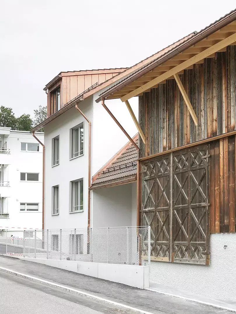 Fassadenbretter und Tor der ehemaligen Scheune konnten durch eine sorgfältige Demontage, Reinigung und Einlagerung für die neue Fassade wiederverwendet werden.   