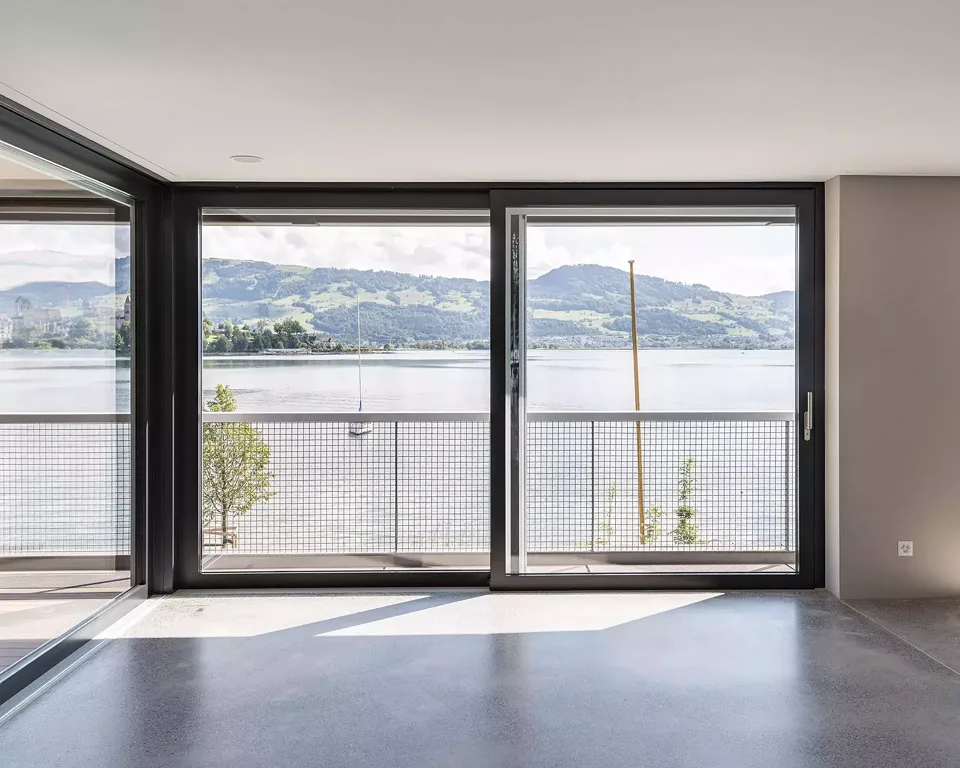 Innenraum mit Seeblick