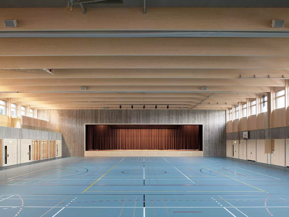 Salle principale avec charpente en bois et tribune centrale