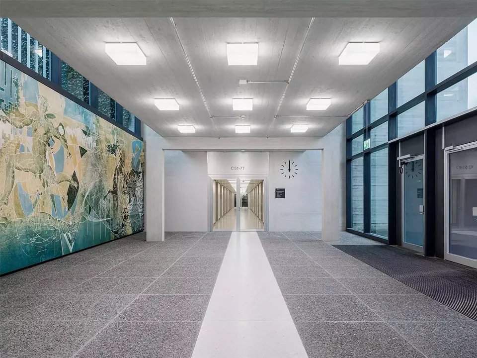 Hall d’entrée HPT avec peinture murale restaurée