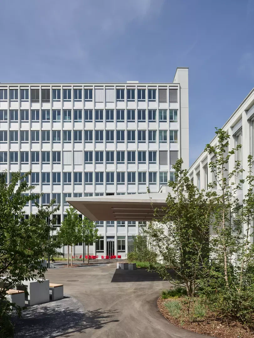 Blick auf das Hochhaus von Max Bill und das Vordach