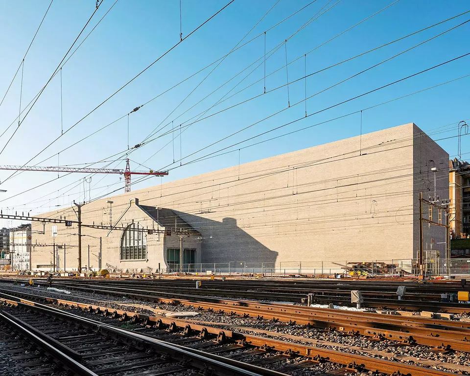 La réalisation de ce programme ambitieux, un bâtiment de 140 mètres de long, impacte directement le bord des voies de chemin de fer. Représentatif d’une conception rationnelle et d’une morphologie simple, l’édifice se présente sous forme d’un monolithe.